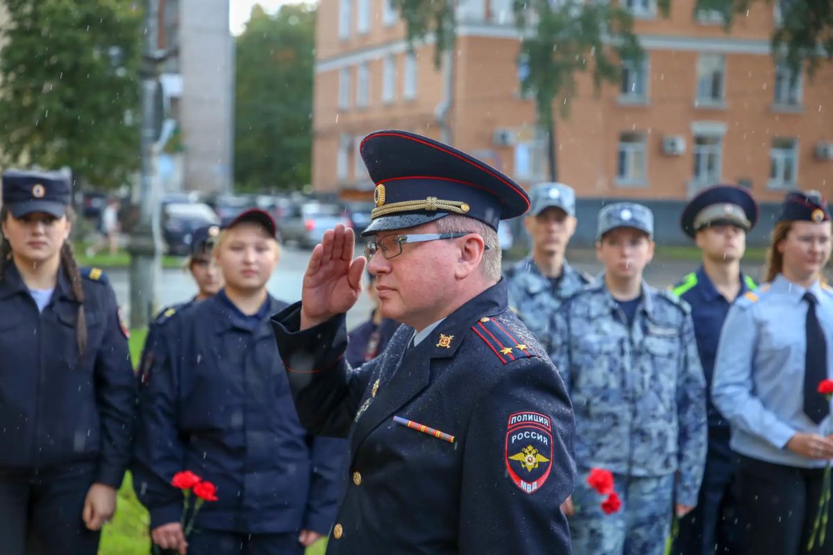 Слушатели Центра профессиональной подготовки регионального УМВД России почтили память сотрудников погибших при исполнении служебного долга Слушатели Центра профессиональной подготовки регионального УМВД России почтили память сотрудников погибших при исполнении служебного долга