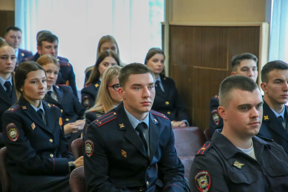 37 выпускников ведомственных вузов МВД России пополнили ряды полицейских Псковской области 37 выпускников ведомственных вузов МВД России пополнили ряды полицейских Псковской области