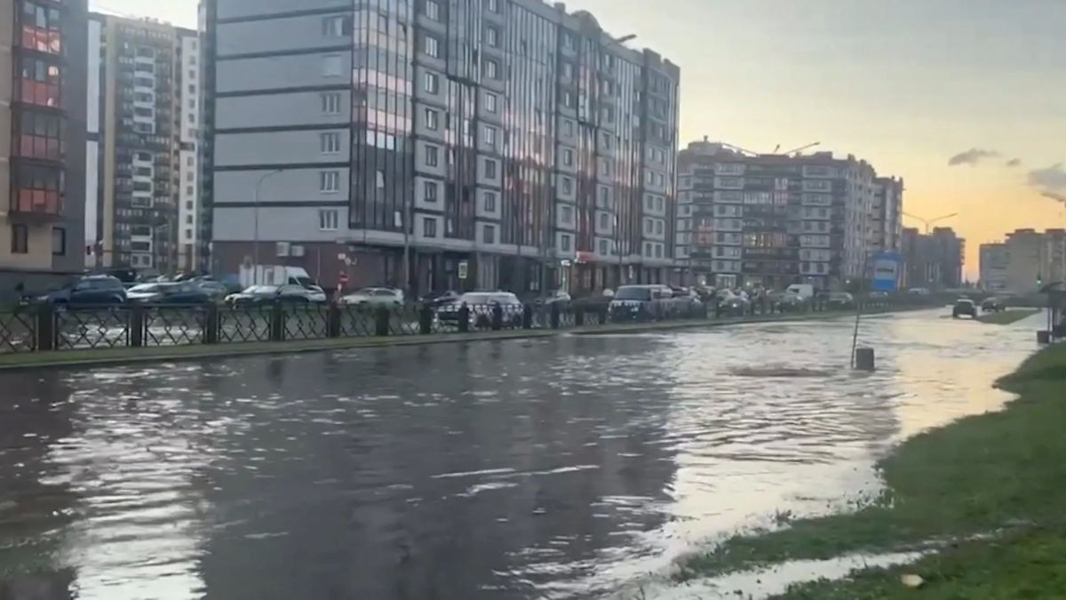 Обильные осадки сегодня вновь превратили Псков в город на воде Обильные осадки сегодня вновь превратили Псков в город на воде