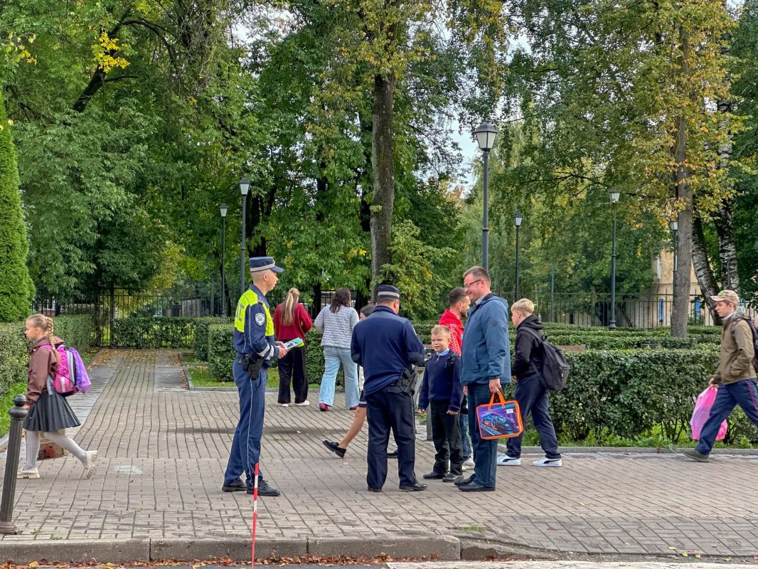 В Пскове сотрудники Госавтоинспекции обеспечивают безопасность детей вблизи школ В Пскове сотрудники Госавтоинспекции обеспечивают безопасность детей вблизи школ