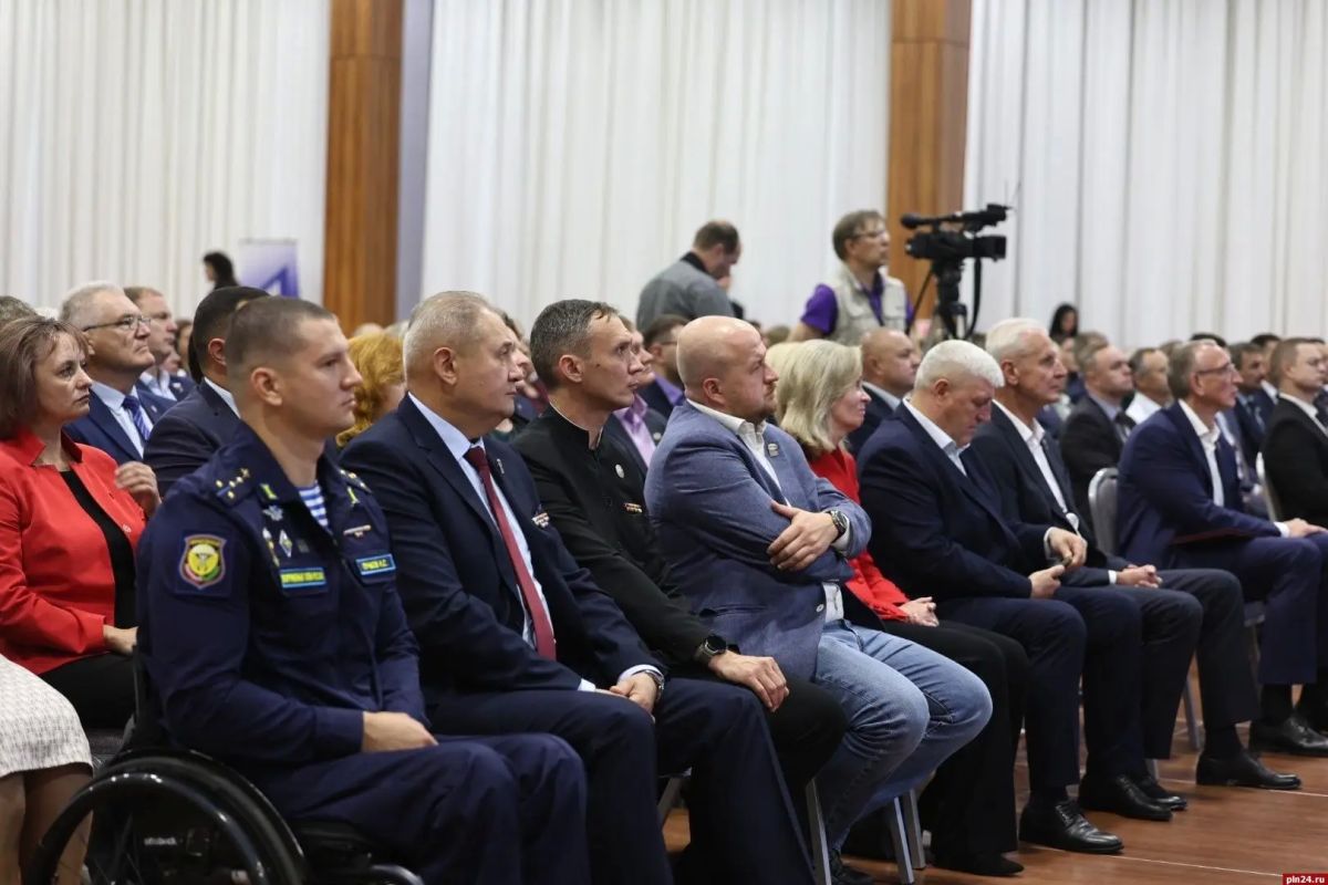ХХХII конференция реготделения «Единой России», на которой примут Народную программу, проходит в Пскове ХХХII конференция реготделения «Единой России», на которой примут Народную программу, проходит в Пскове