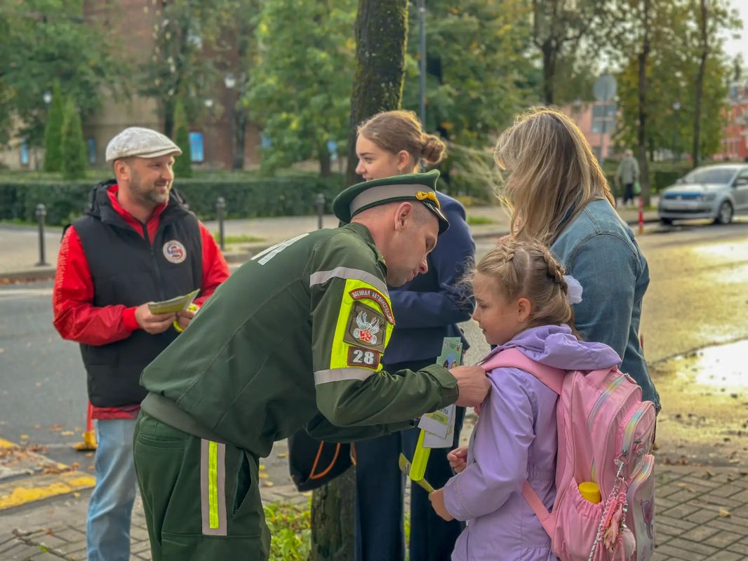 В Пскове сотрудники Госавтоинспекции обеспечивают безопасность детей вблизи школ В Пскове сотрудники Госавтоинспекции обеспечивают безопасность детей вблизи школ
