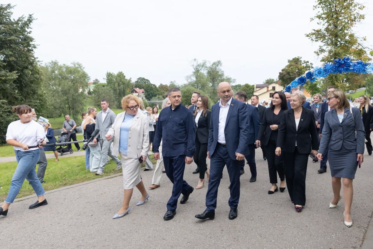 Тысячи гостей посетили выставку-ярмарку «Россия начинается здесь», которая работала в Финском парке Пскова на протяжении всей прошлой недели Тысячи гостей посетили выставку-ярмарку «Россия начинается здесь», которая работала в Финском парке Пскова на протяжении всей прошлой недели