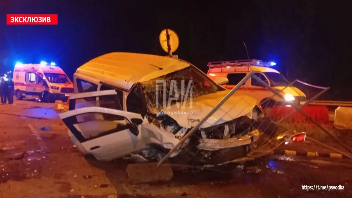 Водитель автомобиля Largus влетел в бетонные ограждения на трассе Псков-Изборск Водитель автомобиля Largus влетел в бетонные ограждения на трассе Псков-Изборск