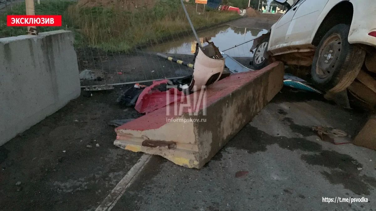 Водитель автомобиля Largus влетел в бетонные ограждения на трассе Псков-Изборск Водитель автомобиля Largus влетел в бетонные ограждения на трассе Псков-Изборск