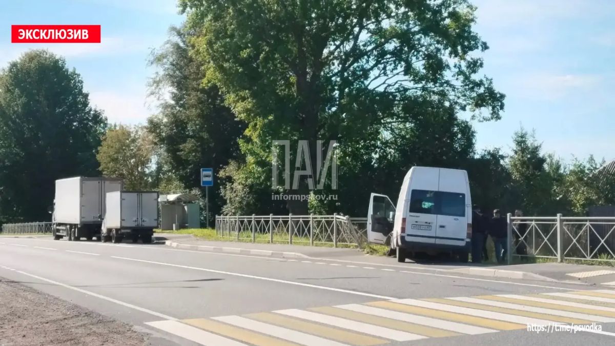 В Стругокрасненском районе, в деревне Лудони, водитель микроавтобуса не справился с управлением и совершил столкновение с грузовиком В Стругокрасненском районе, в деревне Лудони, водитель микроавтобуса не справился с управлением и совершил столкновение с грузовиком