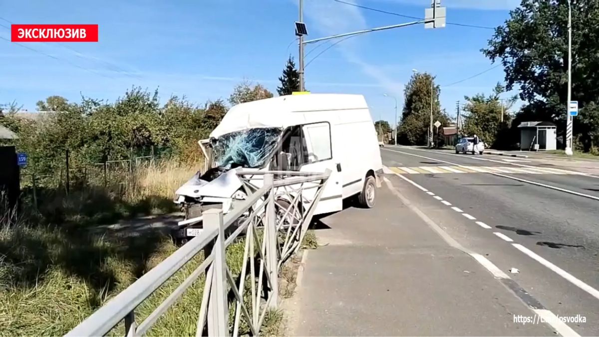 В Стругокрасненском районе, в деревне Лудони, водитель микроавтобуса не справился с управлением и совершил столкновение с грузовиком В Стругокрасненском районе, в деревне Лудони, водитель микроавтобуса не справился с управлением и совершил столкновение с грузовиком