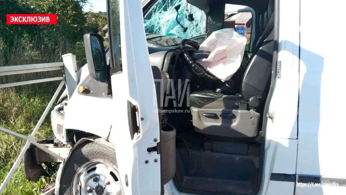В Стругокрасненском районе, в деревне Лудони, водитель микроавтобуса не справился с управлением и совершил столкновение с грузовиком В Стругокрасненском районе, в деревне Лудони, водитель микроавтобуса не справился с управлением и совершил столкновение с грузовиком