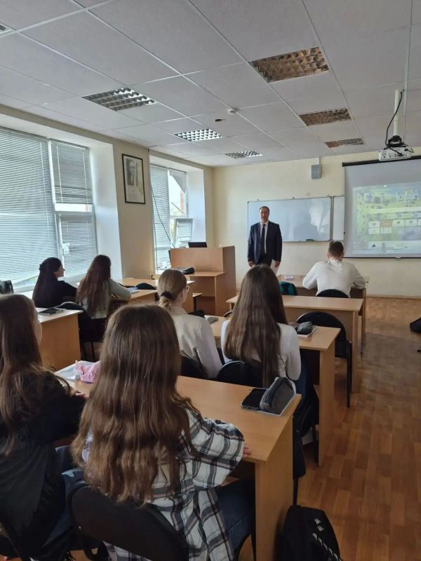 В День финансиста руководитель Управления Федерального казначейства по Псковской области Дмитрий Губин провёл встречу со студентами второго курса факультета «Экономика и финансы» Псковского государственного университета В День финансиста руководитель Управления Федерального казначейства по Псковской области Дмитрий Губин провёл встречу со студентами второго курса факультета «Экономика и финансы» Псковского государственного университета