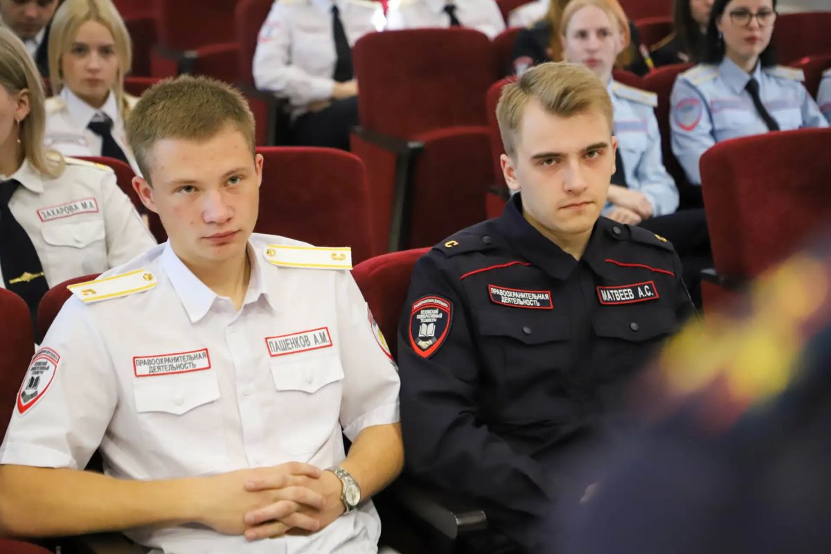Полицейские провели встречу со студентами Псковского кооперативного техникума Полицейские провели встречу со студентами Псковского кооперативного техникума