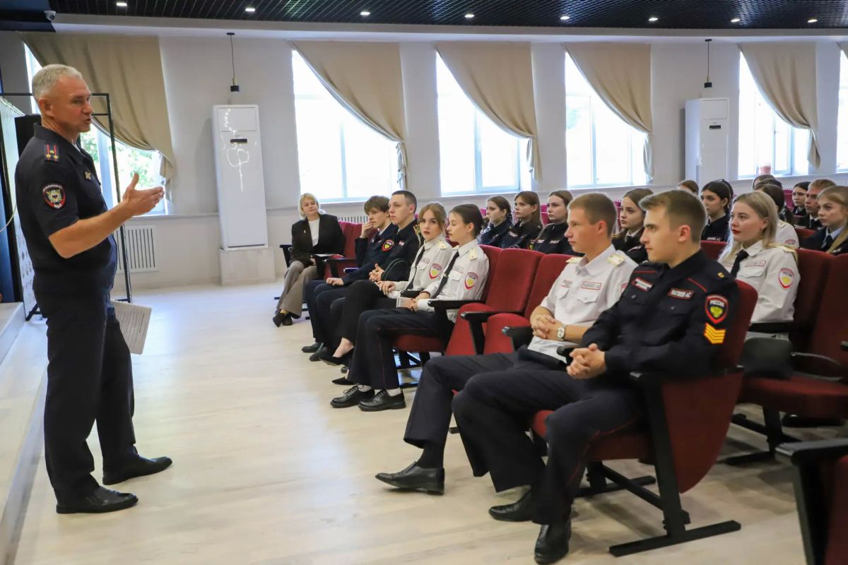 Полицейские провели встречу со студентами Псковского кооперативного техникума Полицейские провели встречу со студентами Псковского кооперативного техникума