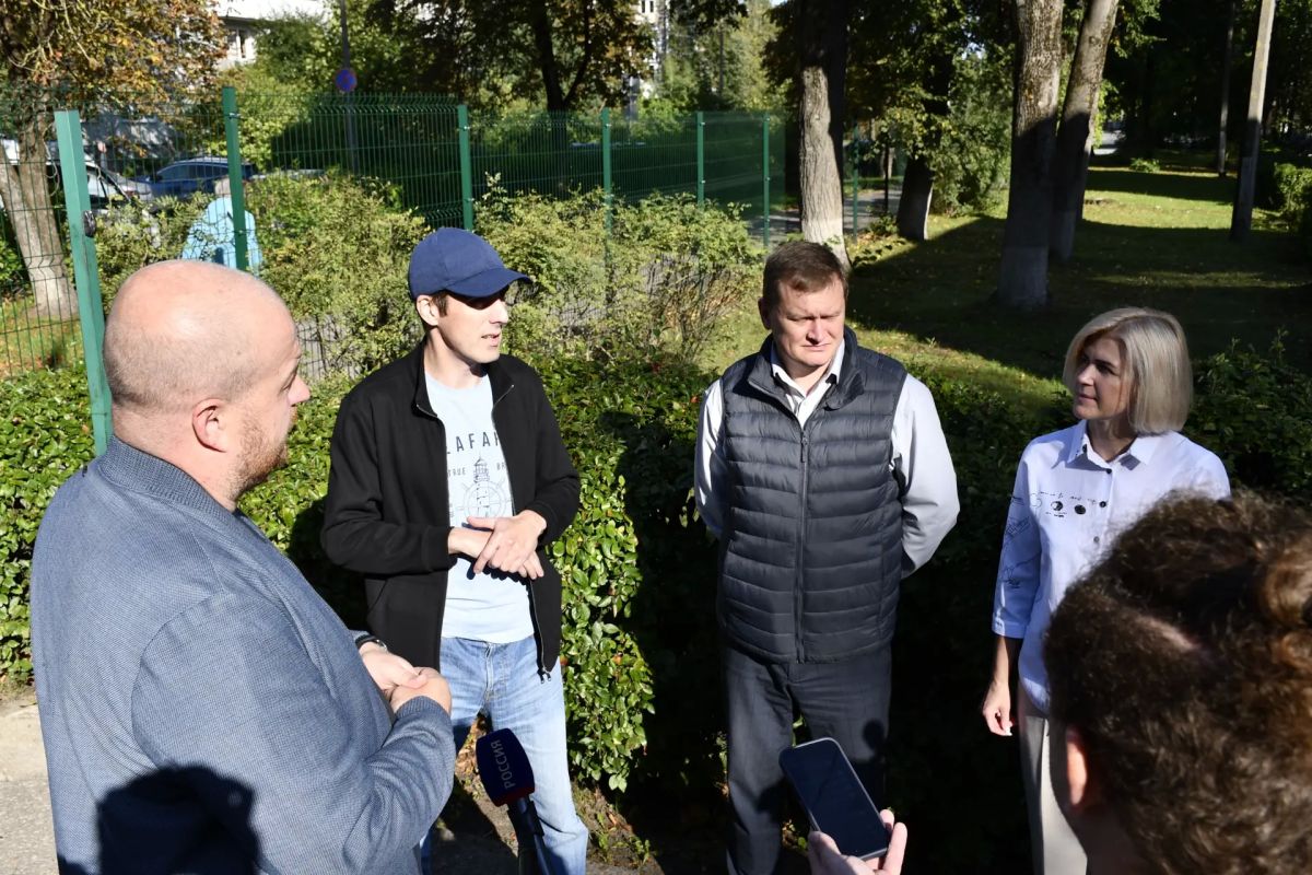 Елкин Борис: Сегодня вместе с депутатом Псковской городской Думы Евгением Васильевым и руководителем Совета директоров образовательных организаций Пскова Еленой Синёвой совершили рабочий выезд в округ №6. Наша главная цель –... Елкин Борис: Сегодня вместе с депутатом Псковской городской Думы Евгением Васильевым и руководителем Совета директоров образовательных организаций Пскова Еленой Синёвой совершили рабочий выезд в округ №6. Наша главная цель –...