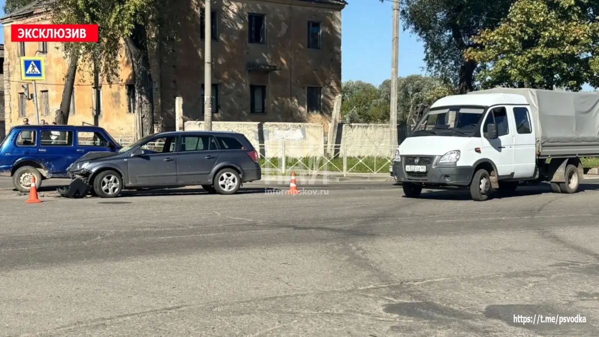 В Великих Луках, на улице Силина у дома 16, произошло столкновение автомобилей Opel и «Нива» В Великих Луках, на улице Силина у дома 16, произошло столкновение автомобилей Opel и «Нива»
