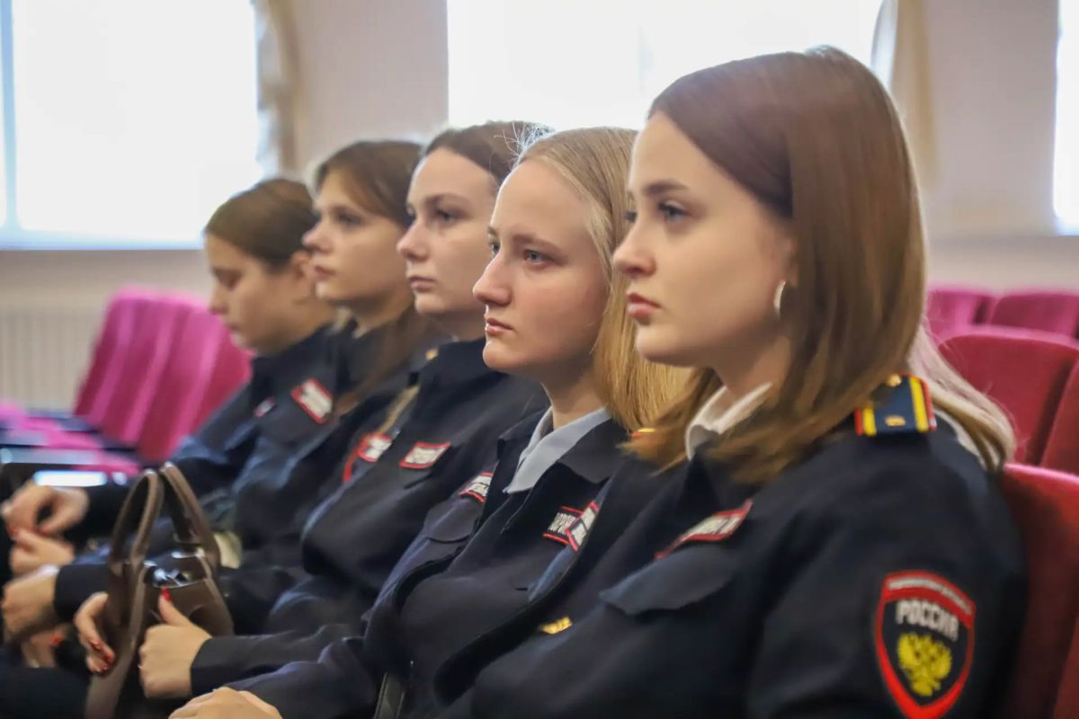Полицейские провели встречу со студентами Псковского кооперативного техникума Полицейские провели встречу со студентами Псковского кооперативного техникума