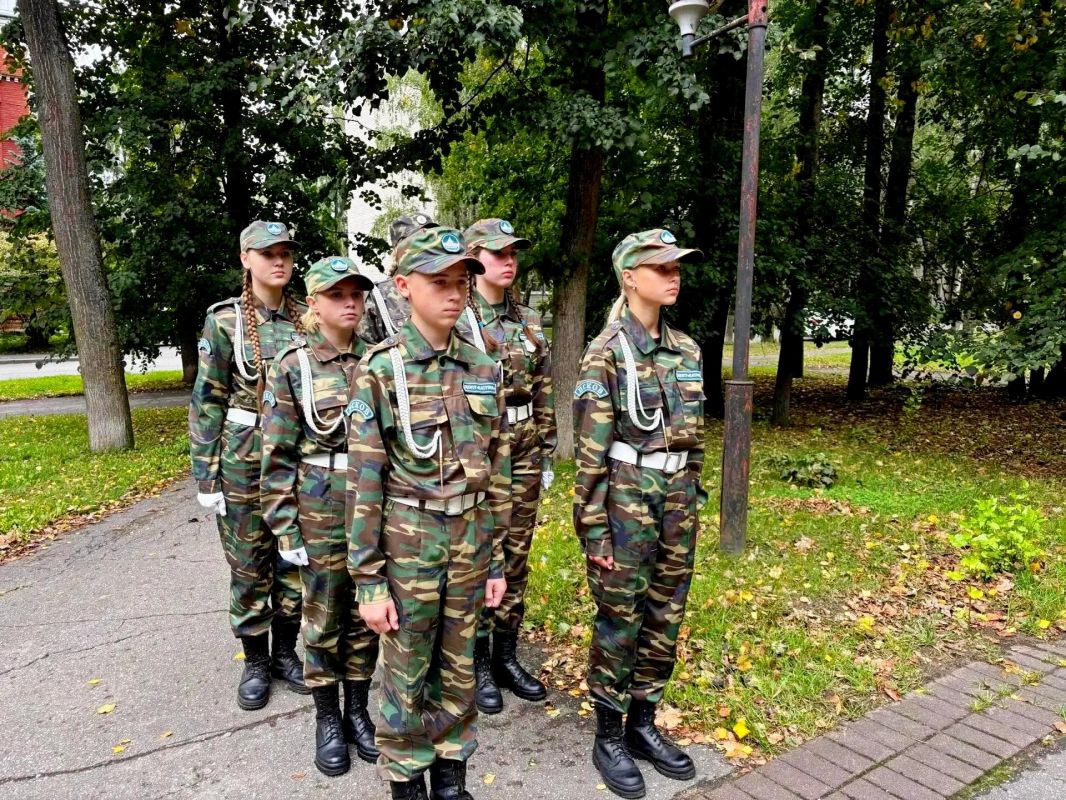 Воспитанники ВПК «Зубренок» стали участниками городского фестиваля и памятных мероприятий в Пскове Воспитанники ВПК «Зубренок» стали участниками городского фестиваля и памятных мероприятий в Пскове
