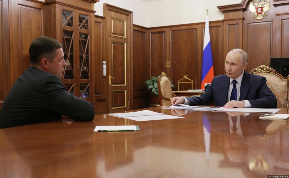 Рабочая встреча президента России Владимира Путина с губернатором Псковской области Михаилом Ведерниковым состоялась в Кремле