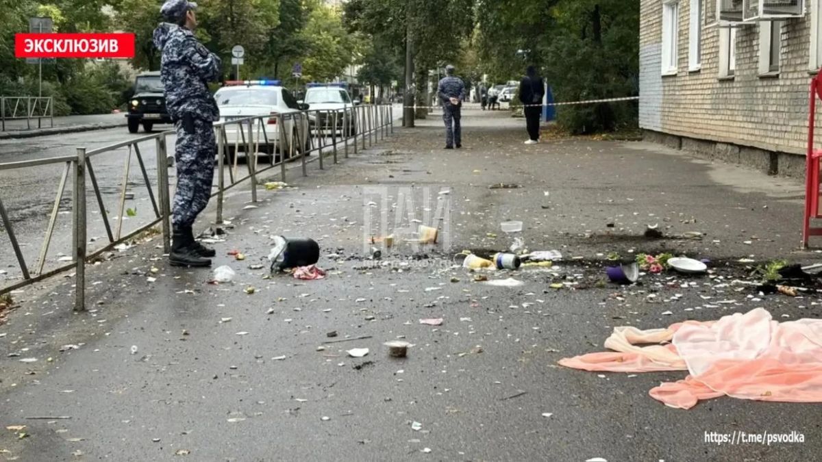 Ведёт себя агрессивно: великолучанка выбросила из окна на дорогу тяжёлую утварь Ведёт себя агрессивно: великолучанка выбросила из окна на дорогу тяжёлую утварь