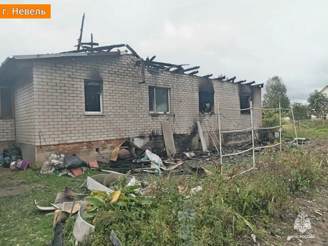 При пожаре в Дно погиб 63-летний мужчина, в Невеле сгорела кровля дома При пожаре в Дно погиб 63-летний мужчина, в Невеле сгорела кровля дома