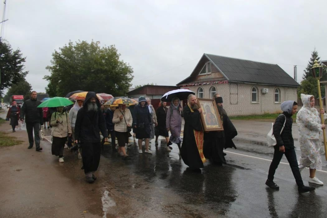Святогорский крестный ход с чудотворной Святогорской Феодоровской иконой Пресвятой Богородицы прошёл по центральным улицам Красногородска! Святогорский крестный ход с чудотворной Святогорской Феодоровской иконой Пресвятой Богородицы прошёл по центральным улицам Красногородска!