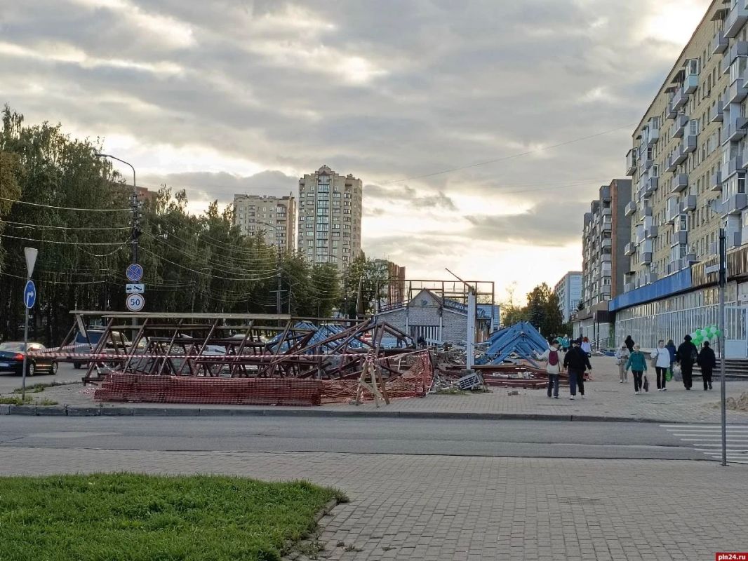 От торгового комплекса «Магеллан» в Пскове остались рожки да ножки один павильон и прозрачная крыша От торгового комплекса «Магеллан» в Пскове остались рожки да ножки один павильон и прозрачная крыша