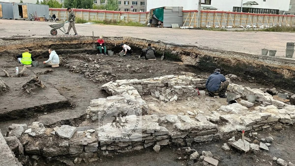 Место пожара и развал печи обнаружили археологи на месте старого рынка в Пскове
