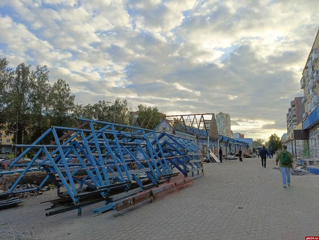 От торгового комплекса «Магеллан» в Пскове остались рожки да ножки один павильон и прозрачная крыша От торгового комплекса «Магеллан» в Пскове остались рожки да ножки один павильон и прозрачная крыша