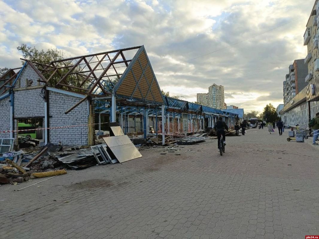 От торгового комплекса «Магеллан» в Пскове остались рожки да ножки один павильон и прозрачная крыша От торгового комплекса «Магеллан» в Пскове остались рожки да ножки один павильон и прозрачная крыша