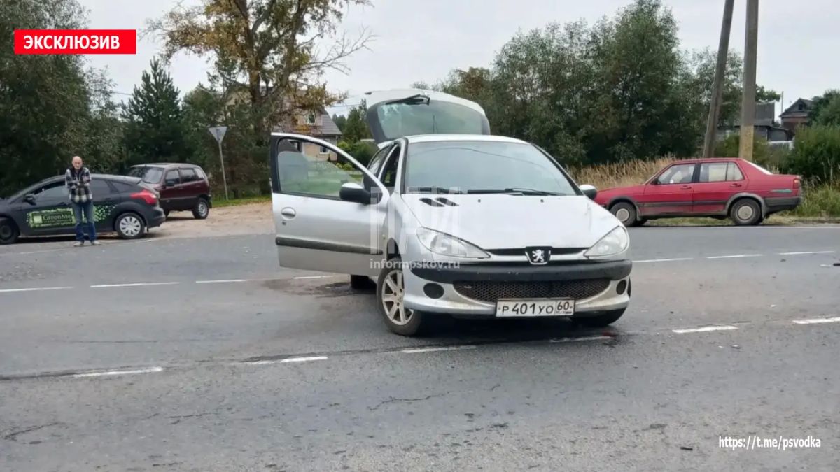 В Великолукском районе, в деревне Торчилово на улице Загородной произошло попутное столкновение автомобилей Peugeot 206 и Hyundai В Великолукском районе, в деревне Торчилово на улице Загородной произошло попутное столкновение автомобилей Peugeot 206 и Hyundai