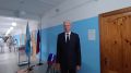 Председатель Законодательного Собрания Псковской области Александр Котов пришёл на участок и проголосовал на выборах
