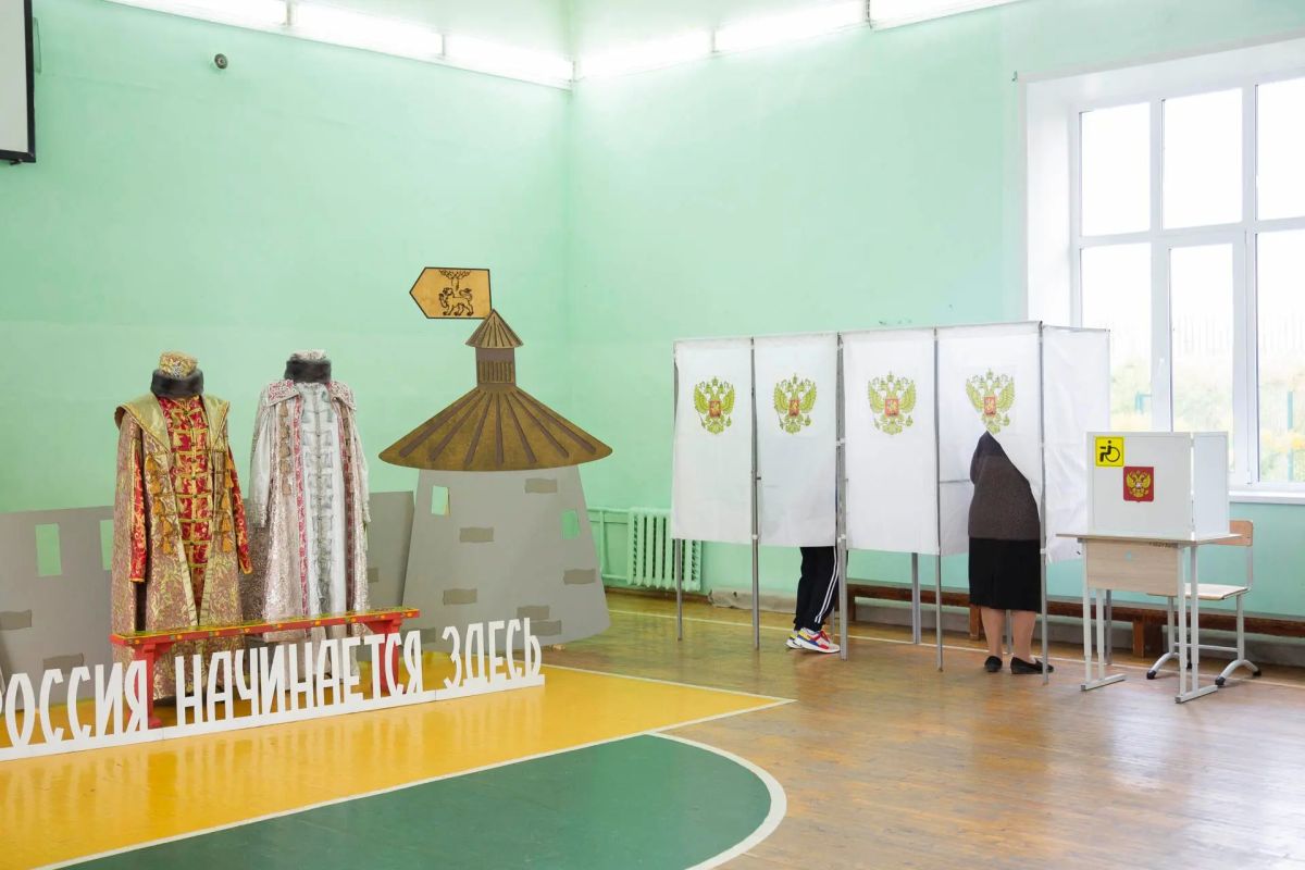 В Пскове открылся избирательный участок в стиле Псковского веча В Пскове открылся избирательный участок в стиле Псковского веча