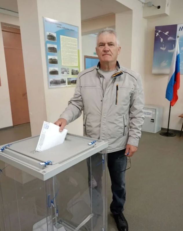 Депутат Олег Савельев проголосовал на участке в деревне Жижицы