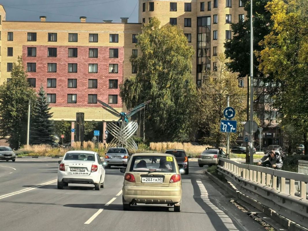 «Стрекоза» на пл. Героев-десантников в Пскове «Стрекоза» на пл. Героев-десантников в Пскове