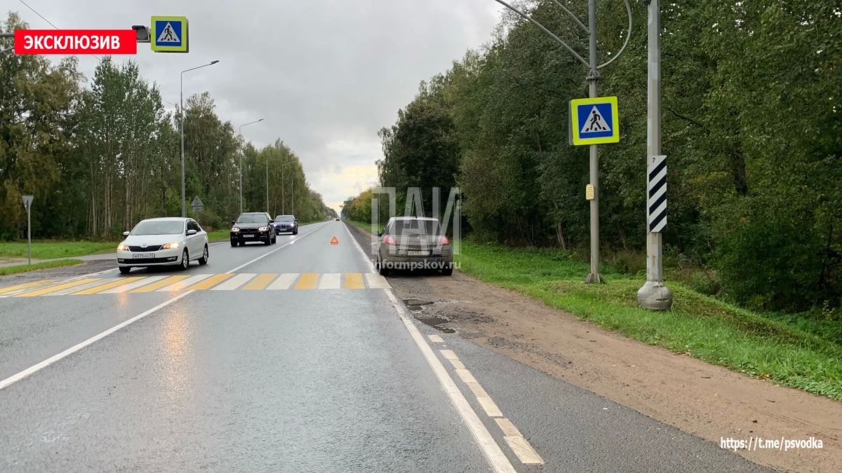 В Псковском районе, у деревни Репки, произошло попутное столкновение автомобилей Renault и Subaru В Псковском районе, у деревни Репки, произошло попутное столкновение автомобилей Renault и Subaru