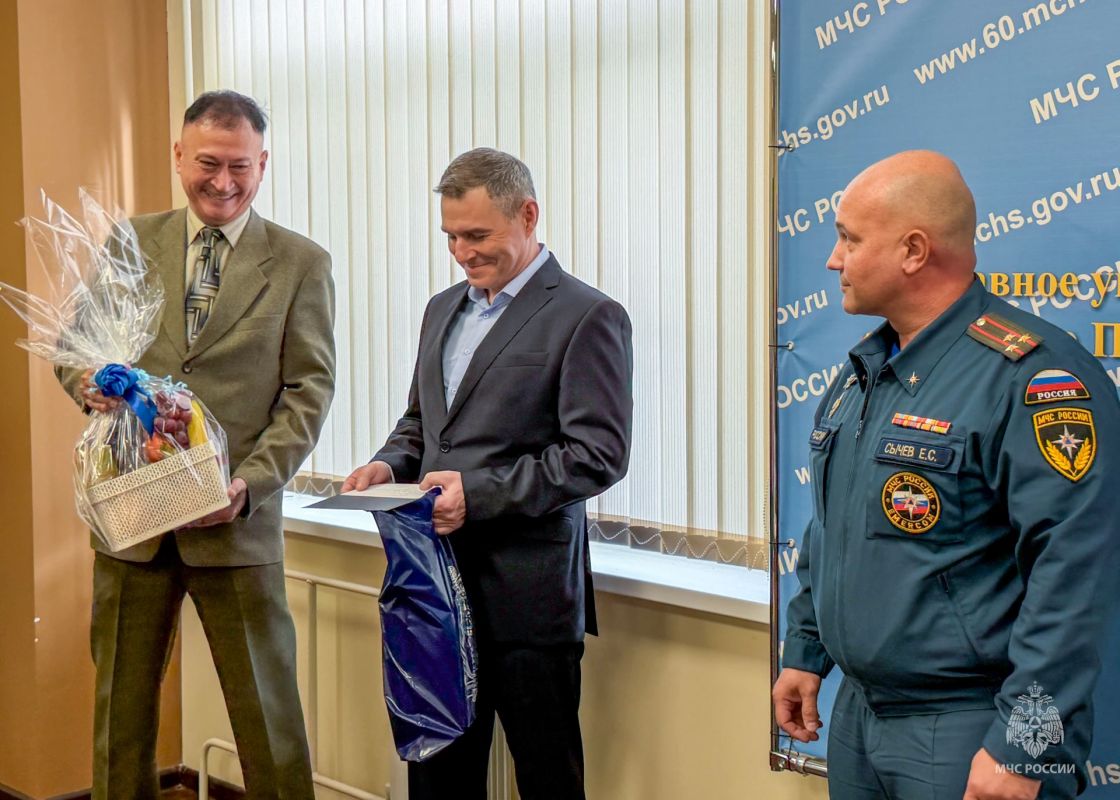 Поздравляем юбиляров!. Сегодня коллектив Главного управления МЧС России по Псковской области поздравил ветеранов: с 75-летним юбилеем Горобца Виктора Васильевича, с 45-летним юбилеем Заливацкую Анну Ивановну и с 50-летним... Поздравляем юбиляров!. Сегодня коллектив Главного управления МЧС России по Псковской области поздравил ветеранов: с 75-летним юбилеем Горобца Виктора Васильевича, с 45-летним юбилеем Заливацкую Анну Ивановну и с 50-летним...