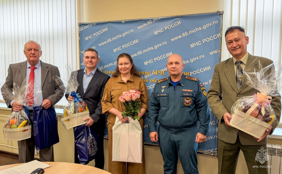 Поздравляем юбиляров!. Сегодня коллектив Главного управления МЧС России по Псковской области поздравил ветеранов: с 75-летним юбилеем Горобца Виктора Васильевича, с 45-летним юбилеем Заливацкую Анну Ивановну и с 50-летним... Поздравляем юбиляров!. Сегодня коллектив Главного управления МЧС России по Псковской области поздравил ветеранов: с 75-летним юбилеем Горобца Виктора Васильевича, с 45-летним юбилеем Заливацкую Анну Ивановну и с 50-летним...