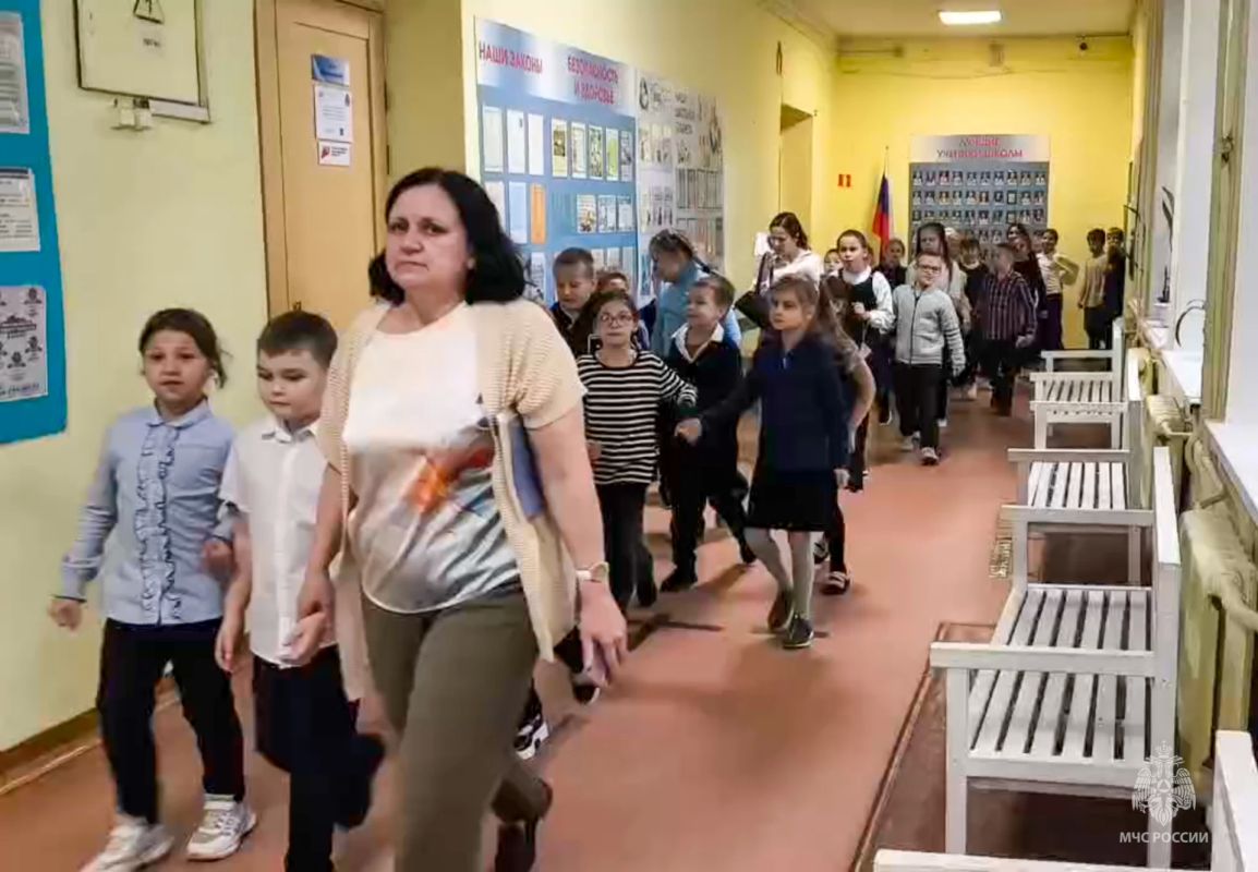 Безопасность — прежде всего: в школе № 9 прошла тренировочная эвакуация Безопасность — прежде всего: в школе № 9 прошла тренировочная эвакуация