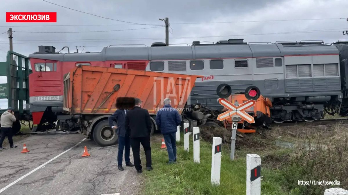 В Великолукском районе, на железнодорожном переезде у деревни Першино, поезд совершил столкновение с автомобилем КамАЗ, выехавшим на переезд на запрещающий сигнал светофора В Великолукском районе, на железнодорожном переезде у деревни Першино, поезд совершил столкновение с автомобилем КамАЗ, выехавшим на переезд на запрещающий сигнал светофора