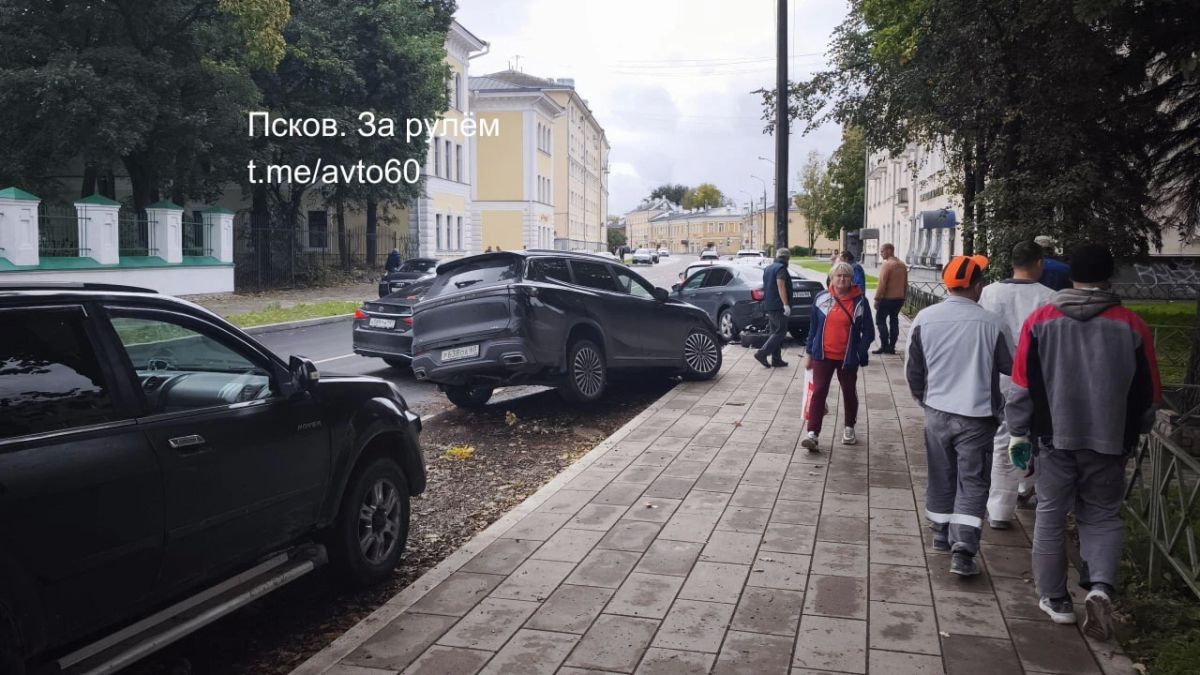 Первое крупное ДТП на обновленной ул. Советской в Пскове Первое крупное ДТП на обновленной ул. Советской в Пскове