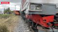 В Великолукском районе, на железнодорожном переезде у деревни Першино, поезд совершил столкновение с автомобилем КамАЗ, выехавшим на переезд на запрещающий сигнал светофора