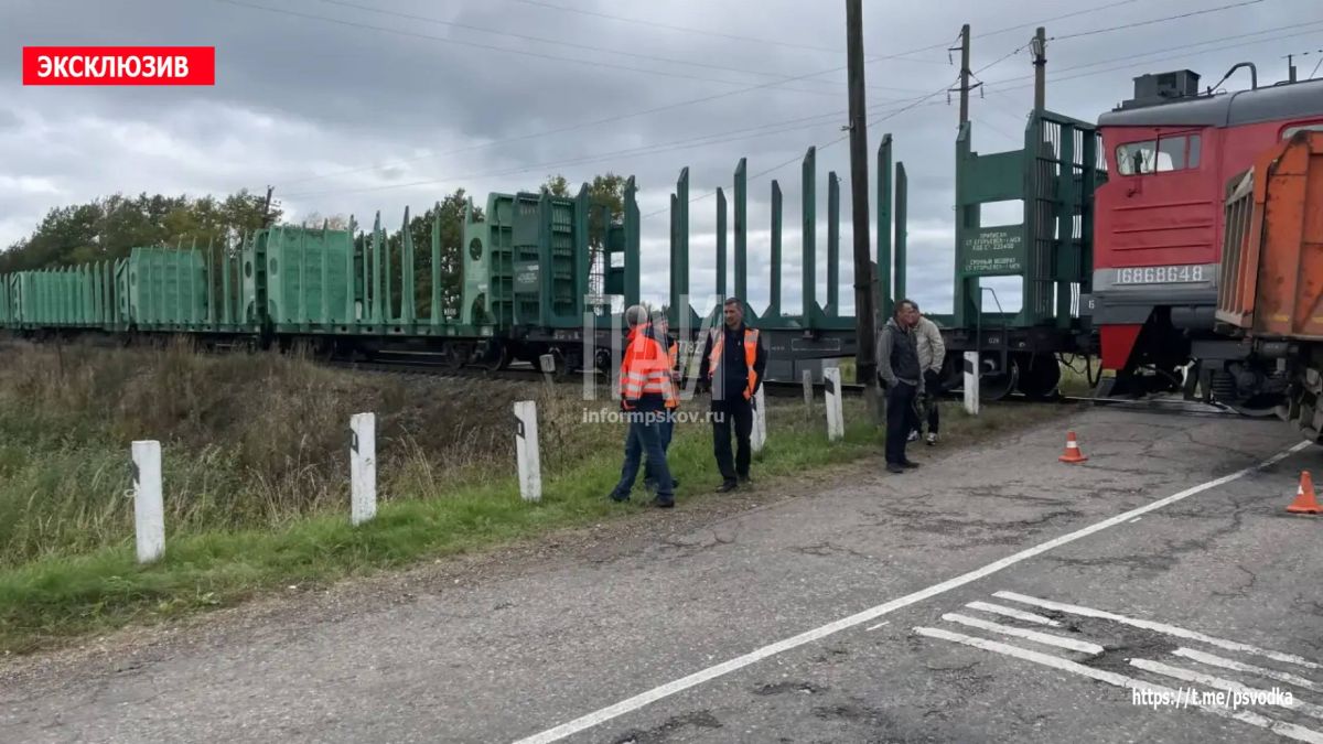В Великолукском районе, на железнодорожном переезде у деревни Першино, поезд совершил столкновение с автомобилем КамАЗ, выехавшим на переезд на запрещающий сигнал светофора В Великолукском районе, на железнодорожном переезде у деревни Першино, поезд совершил столкновение с автомобилем КамАЗ, выехавшим на переезд на запрещающий сигнал светофора