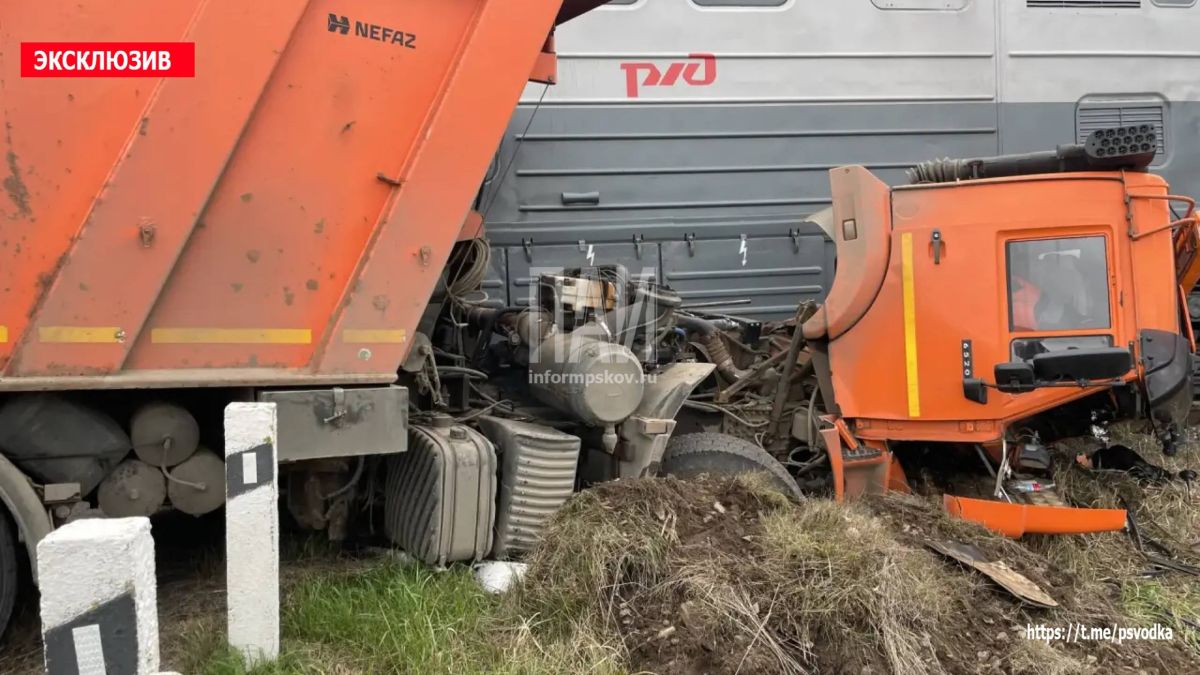 В Великолукском районе, на железнодорожном переезде у деревни Першино, поезд совершил столкновение с автомобилем КамАЗ, выехавшим на переезд на запрещающий сигнал светофора В Великолукском районе, на железнодорожном переезде у деревни Першино, поезд совершил столкновение с автомобилем КамАЗ, выехавшим на переезд на запрещающий сигнал светофора
