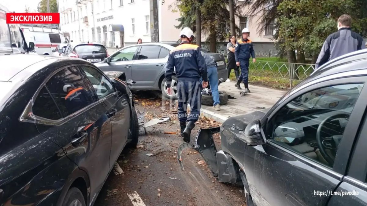 «Лексус» протаранил три автомобиля в Пскове «Лексус» протаранил три автомобиля в Пскове