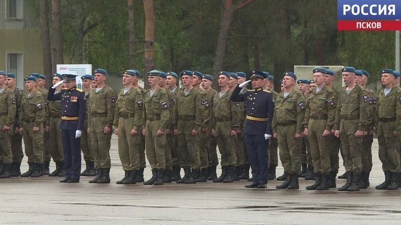 Гирлянда памяти и минута молчания: 104-й полк отметил 78-летие Гирлянда памяти и минута молчания: 104-й полк отметил 78-летие