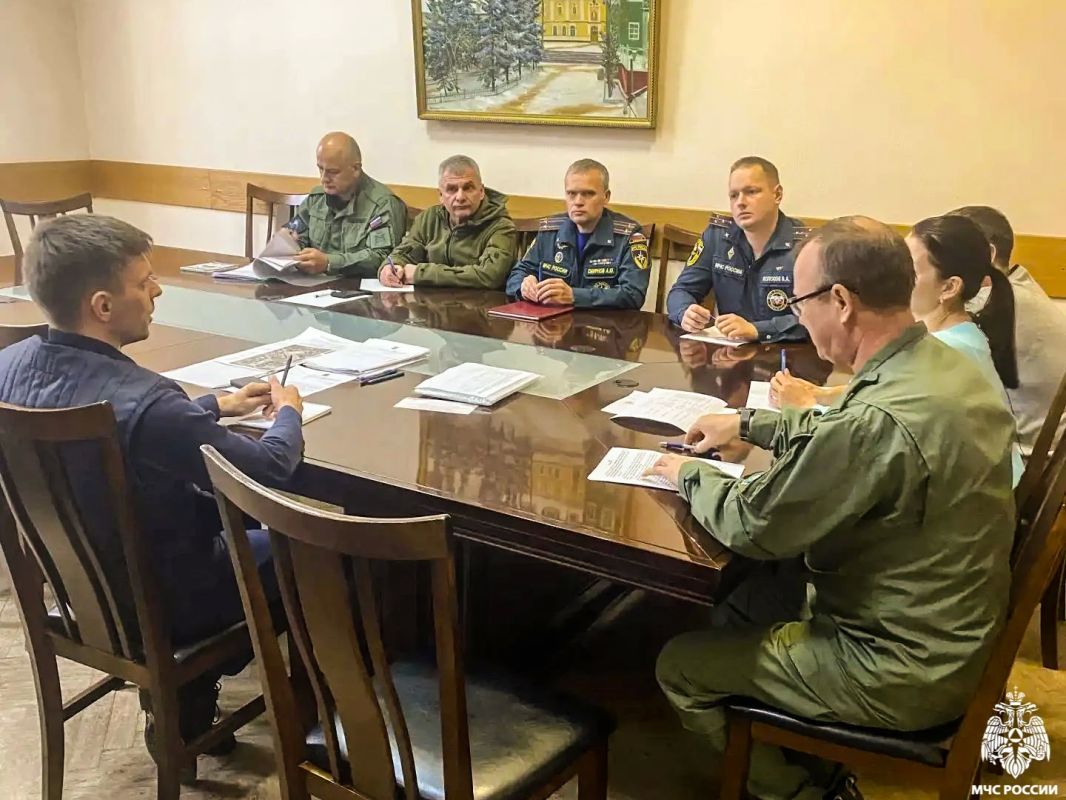 Новой команде быть!. Сегодня в администрации Печорского муниципального округа состоялась трехсторонняя рабочая встреча, на которой специалисты Главного управления МЧС России по Псковской области совместно с представителями... Новой команде быть!. Сегодня в администрации Печорского муниципального округа состоялась трехсторонняя рабочая встреча, на которой специалисты Главного управления МЧС России по Псковской области совместно с представителями...