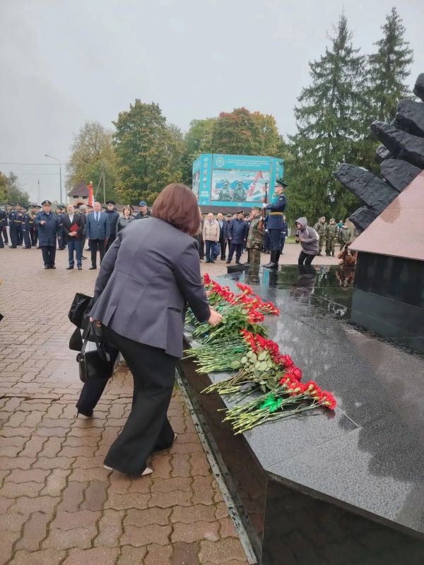 24 сентября сотрудники УФК по Псковской области в главе с заместителем руководителя Управления Инной Храмцовой приняли участие в торжественной церемонии возложения цветов и гирлянды к памятнику «Купол», посвященной 78-й... 24 сентября сотрудники УФК по Псковской области в главе с заместителем руководителя Управления Инной Храмцовой приняли участие в торжественной церемонии возложения цветов и гирлянды к памятнику «Купол», посвященной 78-й...