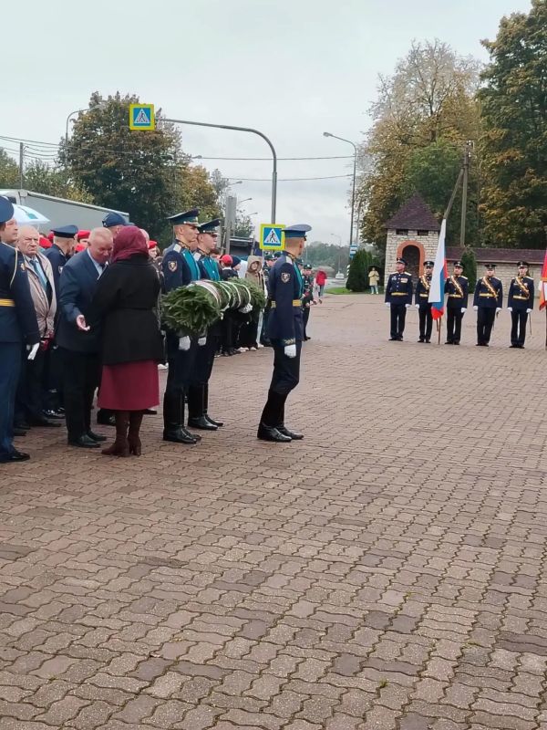 24 сентября сотрудники УФК по Псковской области в главе с заместителем руководителя Управления Инной Храмцовой приняли участие в торжественной церемонии возложения цветов и гирлянды к памятнику «Купол», посвященной 78-й... 24 сентября сотрудники УФК по Псковской области в главе с заместителем руководителя Управления Инной Храмцовой приняли участие в торжественной церемонии возложения цветов и гирлянды к памятнику «Купол», посвященной 78-й...
