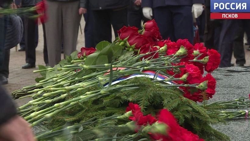 Гирлянда памяти и минута молчания: 104-й полк отметил 78-летие Гирлянда памяти и минута молчания: 104-й полк отметил 78-летие