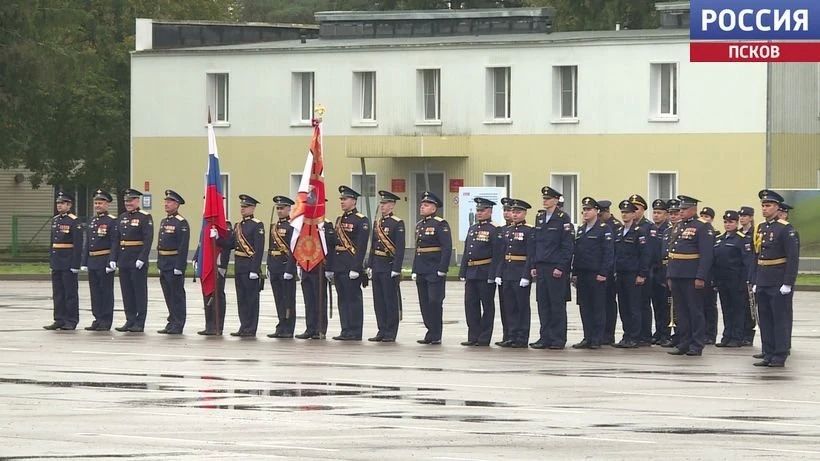 Гирлянда памяти и минута молчания: 104-й полк отметил 78-летие Гирлянда памяти и минута молчания: 104-й полк отметил 78-летие