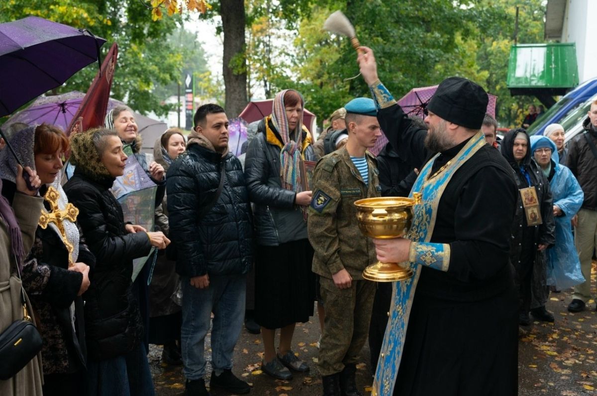 Прихожане храма Александра Невского совершили крестный ход вокруг Пскова Прихожане храма Александра Невского совершили крестный ход вокруг Пскова