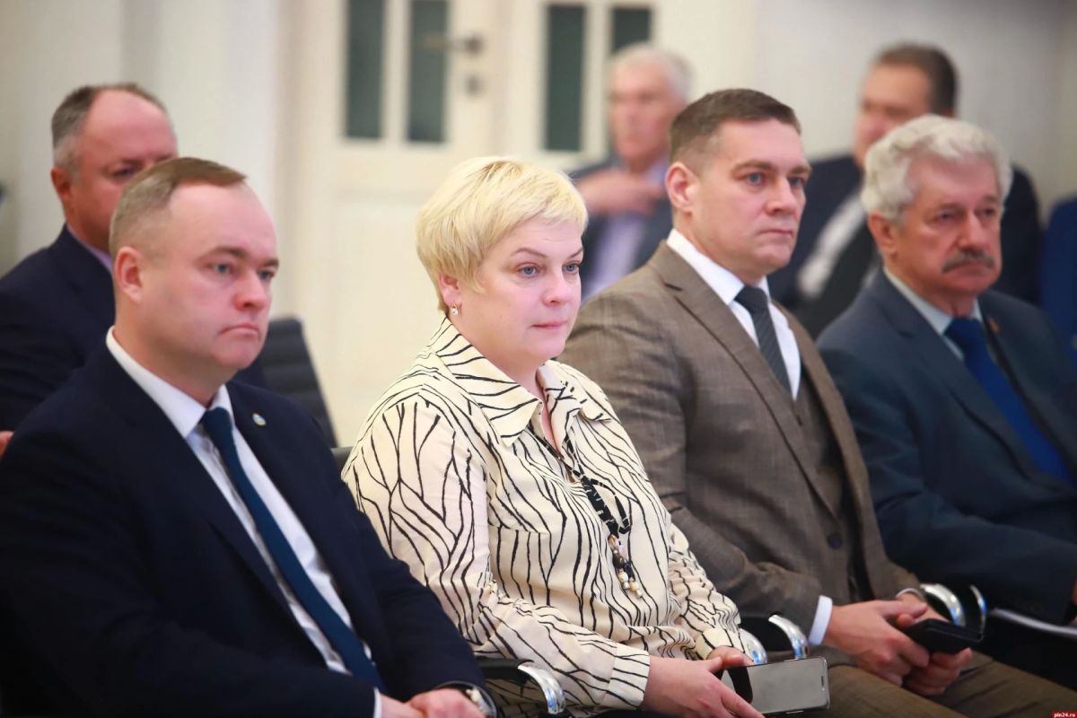 13 избранным по партийным спискам депутатов псковского ЗакСа вручили удостоверения 13 избранным по партийным спискам депутатов псковского ЗакСа вручили удостоверения